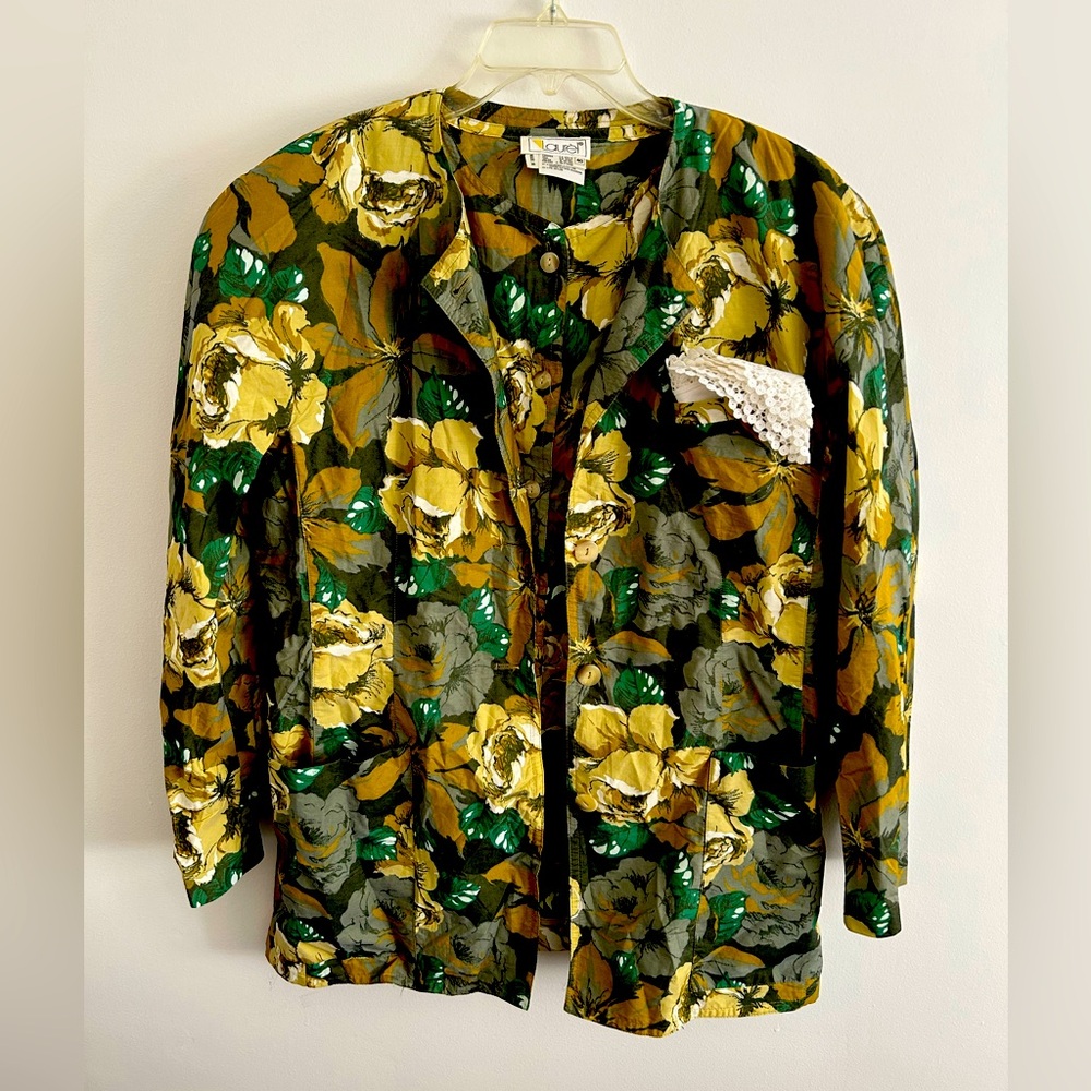 Vintage Laurel 3-piece suit. Blouse and Jacket size 40 and Shorts size 42